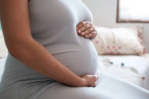 Una Joven Embarazada Sienta Cama Del Dormitorio Sostiene Gran Barriga — Foto de Stock