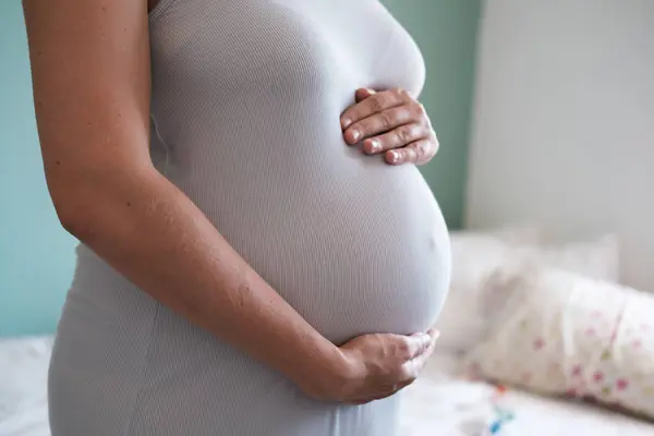 Vista Lateral Primer Plano Una Mujer Embarazada Gran Vientre Esperando — Foto de Stock