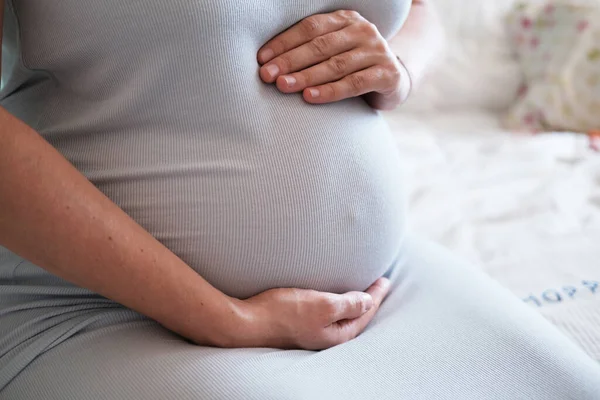 Cerca Una Joven Embarazada Sienta Cama Del Dormitorio Sostiene Gran — Foto de Stock