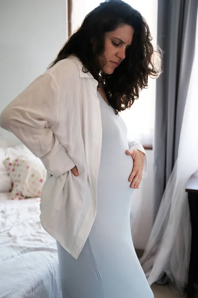 Una Mujer Embarazada Siente Dolor Tensión Espalda Gran Vientre Dificultad — Foto de Stock