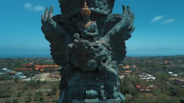 Bali 'deki GWK Endonezya Parkı' ndaki bir heykelin insansız hava aracı görüntüleri. Adada ziyaret etmek için ünlü bir park. Şehrin ve okyanusun görülebildiği görkemli ve görkemli bir heykel..