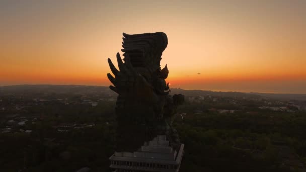 Вид Повітря Парк Статуєю Gwk Під Час Заходу Сонця Сонце — стокове відео