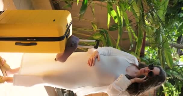 Vertical Video Pregnant Woman Yellow Suitcase Wheels Pregnant Woman Flew — Stock Video