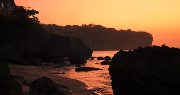 Sonnenuntergang Ist Der Himmel Mit Goldenem Licht Bemalt Eine Surferin — Stockvideo