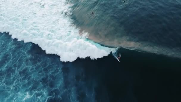 Gün Batımında Dalgaları Yakalayan Bir Sörfçünün Eğilip Yuvarlandığı Numaralar Yaptığı — Stok video