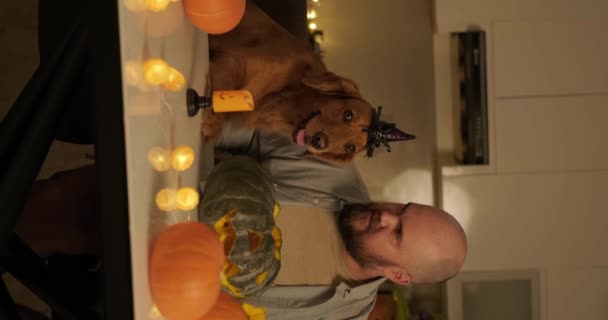 Video Verticale Uomo Seduto Tavolo Cucina Con Cane Golden Retriever — Video Stock