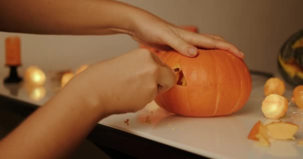 Kadın Elleri Evde Mutfakta Cadılar Bayramı Kutlamasına Hazırlanmak Için Balkabağına — Stok video