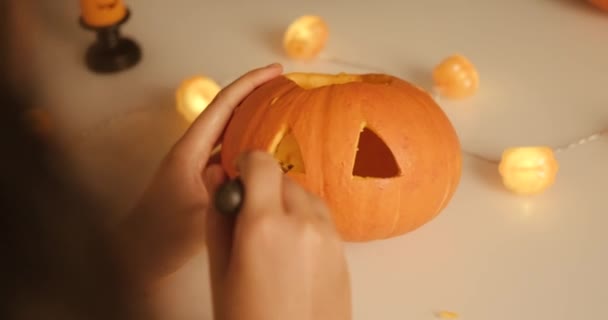 Mâinile Feminine Sculptează Față Dovleac Pregătindu Pentru Celebrarea Halloweenului Acasă — Videoclip de stoc