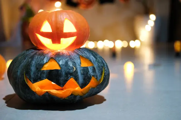 Quarto Escuro Símbolo Halloween Uma Cabeça Abóbora Com Uma Vela — Fotografia de Stock