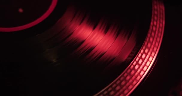 在播放器中旋转并反射红灯的记录的顶部视图 复古乙烯播放器 80年代风格的派对 灯光和舒适的气氛 — 图库视频影像