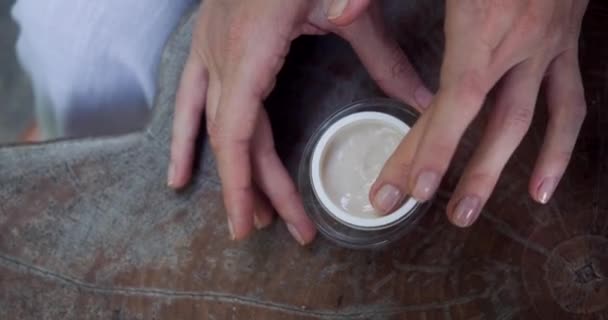 Nahaufnahme Eines Glases Feuchtigkeitscreme Das Eine Frau Mit Dem Finger — Stockvideo