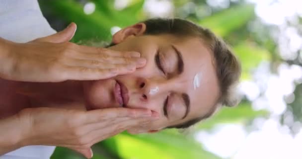 Vidéo Gros Plan Vertical Une Femme Âge Moyen Faisant Massage — Video