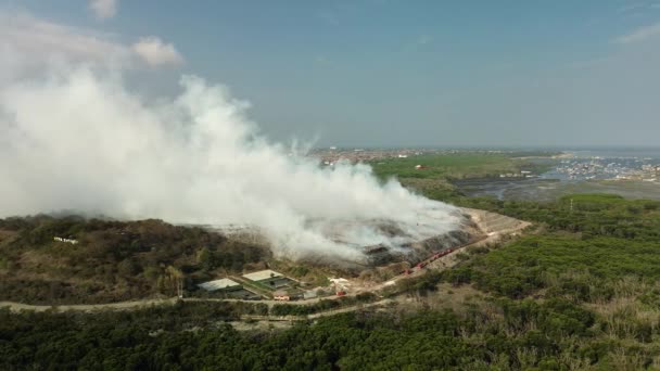 Potężny Pożar Największym Składowisku Wyspie Bali Ogień Jest Gaszony Przez — Wideo stockowe
