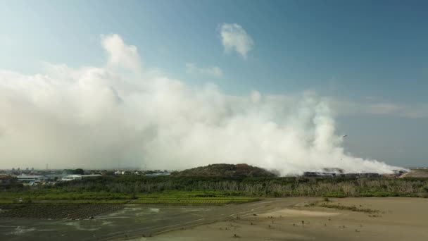 Powerful Fire Largest Landfill Island Bali Fire Being Extinguished Many — Stock Video