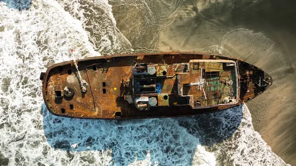 Вид Сверху Затонувший Корабль Покрытый Ржавчиной Древний Корабль Пришвартованный Берегов — стоковое фото