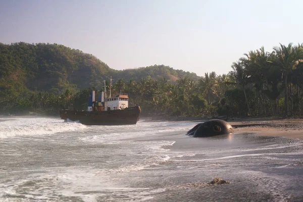 Primer Plano Medio Barco Hundido Frente Costa Isla Tropical Bali — Foto de Stock