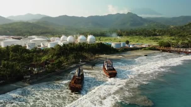 Imagens Drones Uma Refinaria Petróleo Ilha Bali Oceano Porto Perto — Vídeo de Stock