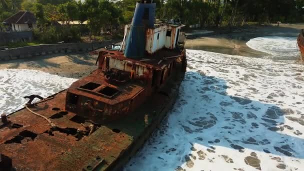 島の東部にあるバリのビーチ沖の2隻の放棄された船舶の空中観察 沈没した船は錆 難破船で覆われている 島の沈没した船の墓地 — ストック動画