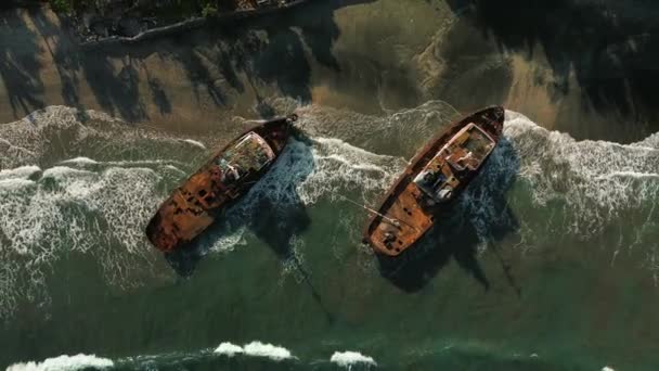 俯瞰着被铁锈覆盖的沉船 在岛上沿海停泊的古代船只 船在海里失事 船的残骸在海岸外 — 图库视频影像