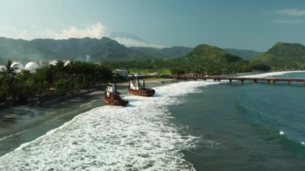 在该岛东部的巴厘岛海滩外 航拍到两艘被遗弃的船只 沉船上覆满了铁锈 一艘沉船 岛上沉船的坟场 — 图库视频影像