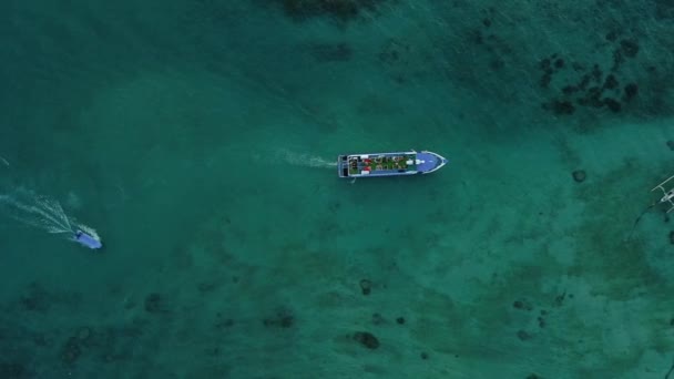 Вид Повітря Громадський Пором Пливе Блакитному Океані Люди Борту Корабля — стокове відео
