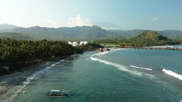 Flyfoto Oljeraffineri Kysten Bali Med Pittoreske Fjell Vulkan Bakgrunnen Det – stockvideo