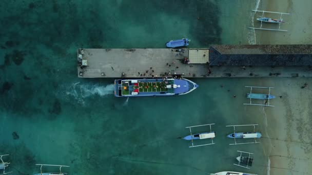 Вид Повітря Пором Порту Паданг Бай Острові Балі Люди Виходять — стокове відео