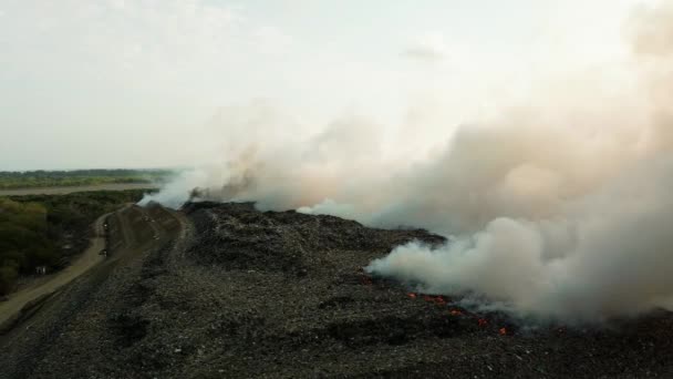 Vue Aérienne Incendie Dans Une Grande Décharge Une Fumée Épaisse — Video