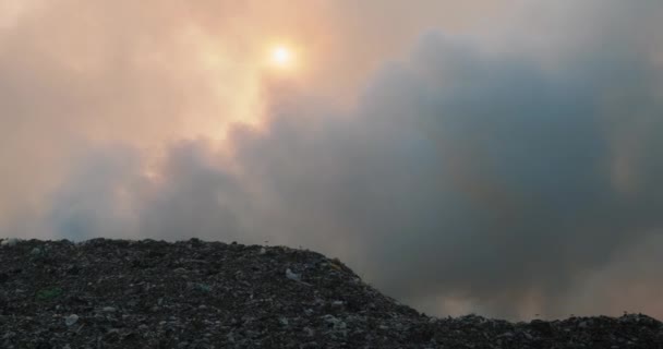 Pożar Wysypisku Wszystko Jest Wypełnione Gęstym Toksycznym Dymem Katastrofa Ekologiczna — Wideo stockowe