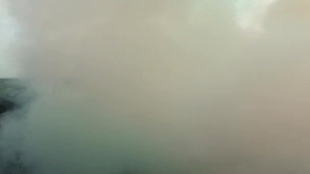 Πυκνός Τοξικός Καπνός Από Φωτιά Χωματερή Μέσα Στη Φωτιά Κάμερα — Αρχείο Βίντεο