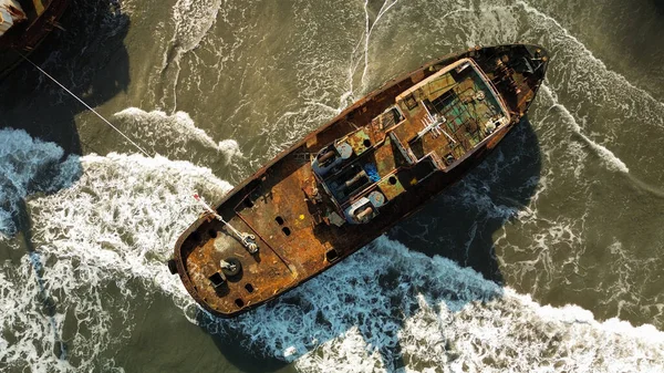 Вид Сверху Затонувший Корабль Покрытый Ржавчиной Древний Корабль Пришвартованный Берегов — стоковое фото