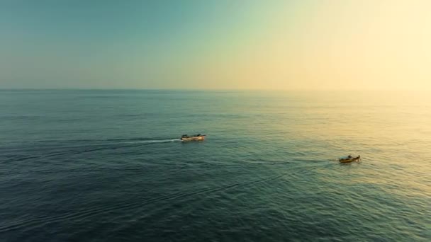 Аерофотозйомка Двох Моторних Човнів Пливуть Океані Під Час Заходу Сонця — стокове відео