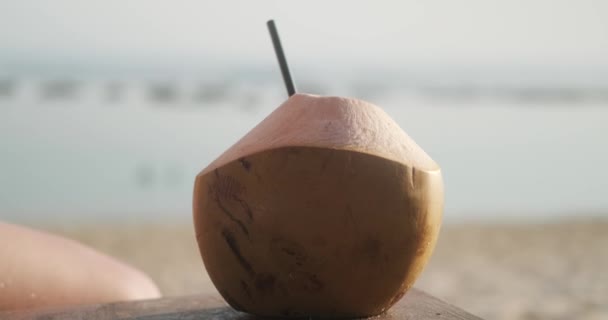 Eine Großaufnahme Einer Frauenhände Die Eine Junge Kokosnuss Mit Einem — Stockvideo