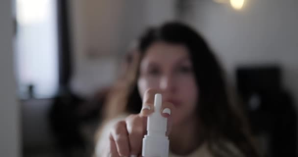 Bagian Depan Adalah Penyemprotan Hidung Untuk Mengobati Hidung Meler Dengan — Stok Video