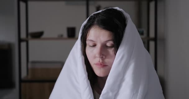 病気の若いブルネットの女性の肖像画は 白い毛布に包まれ 鼻水を治療するために鼻にスプレーを噴霧します 鼻水の治療をする シナス炎治療 — ストック動画
