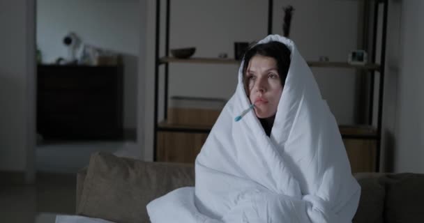 Eine Junge Frau Mit Erkältung Ist Eine Weiße Decke Gehüllt — Stockvideo