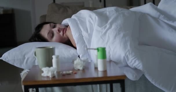 Ung Kvinna Kollar Kroppstemperaturen Elektronisk Termometer Kallsäsong Hög Temperatur Och — Stockvideo