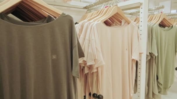 Sortiment Dámském Neformálním Obchodě Oblečením Mnohobarevná Bavlněná Trička Visí Ramínkách — Stock video