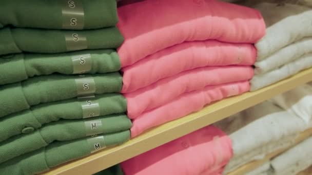 Mağaza Tezgahında Katlanmış Çok Renkli Kadın Pamuk Tişörtlerinin Yakın Çekimi — Stok video