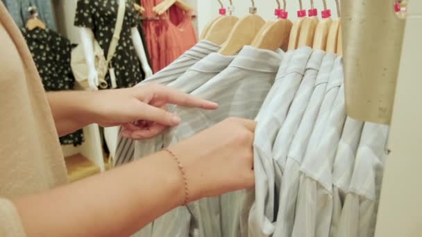 Ung Kvinna Väljer Kläder Black Friday Rea Shopping Och Stora — Stockvideo