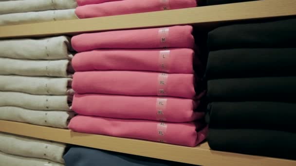 Primo Piano Colorati Mens Cotone Shirt Che Vengono Piegati Bancone — Video Stock