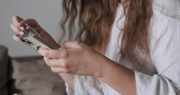 Zbliżenie Młodej Kobiety Trzymającej Rękach Smartfona Kartę Kredytową Podczas Zakupów — Wideo stockowe