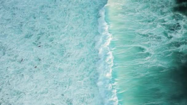 海の巨大な波の下で現在とダイビングに泳ぐサーファーのトップビュー 最高のウォータースポーツサーフィン ライフスタイル インド洋のバリでのサーフィン — ストック動画