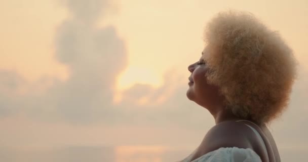 Portrait Young African American Woman Blond Curly Hair Enjoying Sunrise — Stock Video