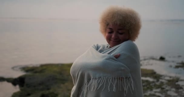 Uma Jovem Afro Americana Com Cabelo Louro Encaracolado Envolta Cobertor — Vídeo de Stock