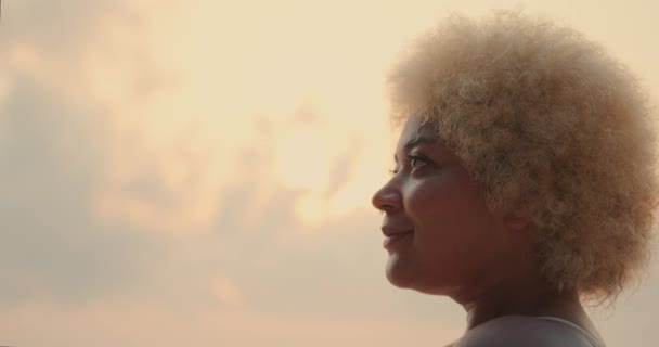 Retrato Cara Lateral Una Joven Afroamericana Con Pelo Rizado Blanco — Vídeo de stock