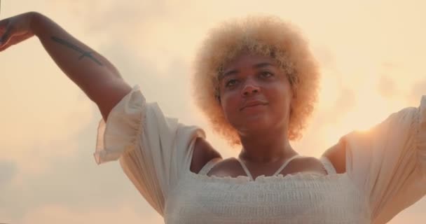 Młoda Afroamerykanka Rozmiarze Kręconymi Włosami Wita Świt Podnosi Ręce Ciesząc — Wideo stockowe