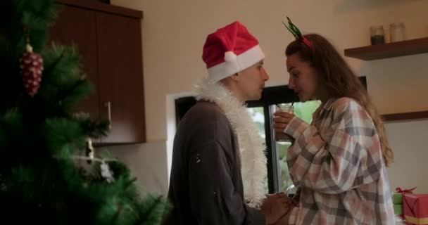 Förgrunden Julgran Mot Bakgrund Vilken Ett Par Kärlek Dricker Kakao — Stockvideo