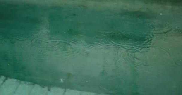 Havuz Suyunun Yüzeyine Düşen Yağmur Damlalarının Yakın Çekim Görüntüsü Bir — Stok video