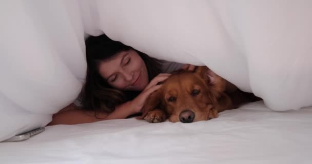 Golden Retriever Hund Och Ung Kvinna Ligger Vit Filt Säng — Stockvideo